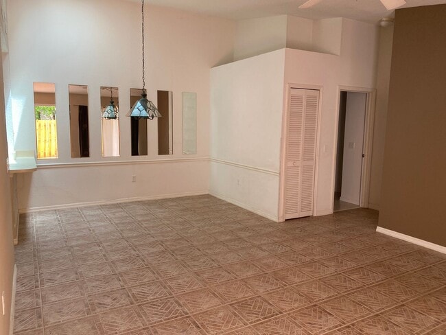 Building Photo - SPACIOUS, FIRST FLOOR CONDO WITH BIG FENCED IN PATIO IN THE LOVELY COMMUNITY OF QUAIL RIDGE!