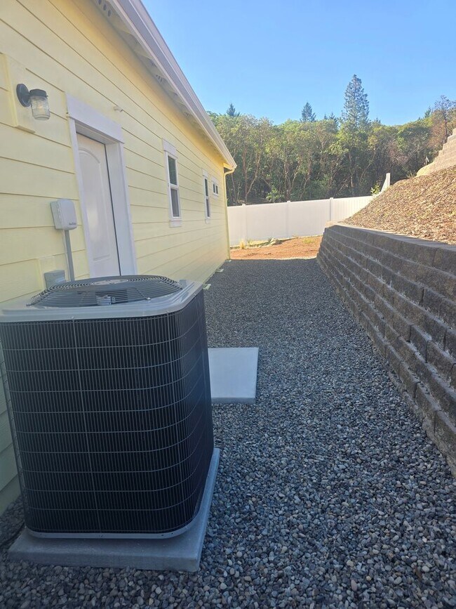 Building Photo - 3 bed 2 bath Brand-New Custom-Built- Home