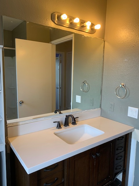 Full bath - 5101 Glide Dr