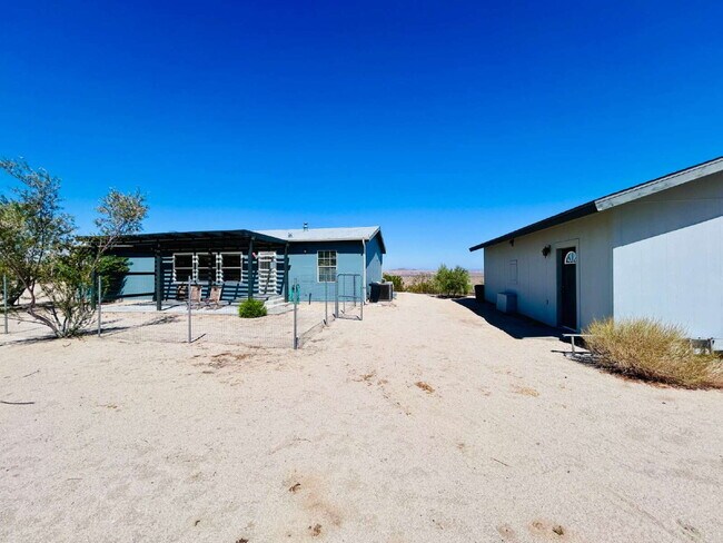 Building Photo - Updated 3 bd, 2 ba on 1.98 Acres with Hot Tub!