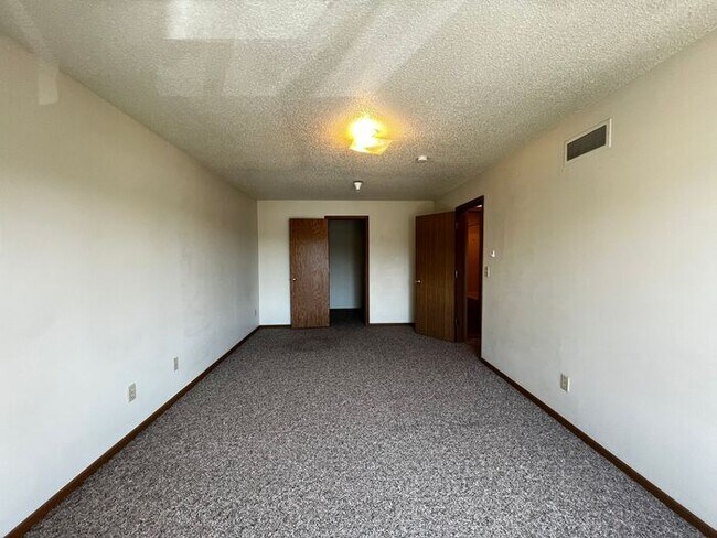Building Photo - $1,800 | 3 Bedroom, 2 Bathroom Apartment |...