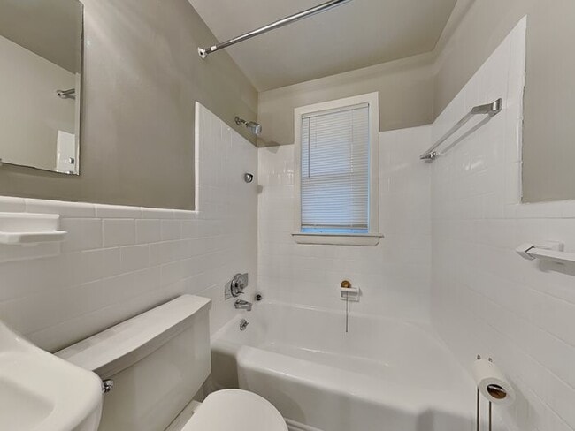 Building Photo - 414 Spring Ave