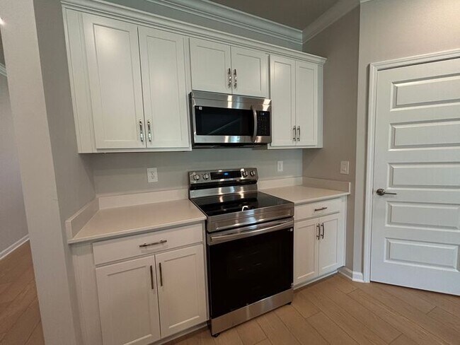 Building Photo - Look and lease in Athens