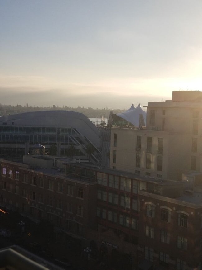 Building Photo - Downtown  1-Bed plus Loft 1bath 1 parking - Steps to Petco Park