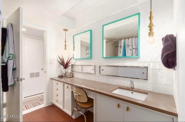 Building Photo - 3713 E Glenrosa Ave