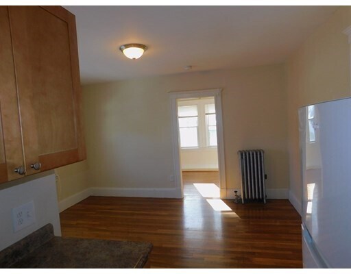 Building Photo - 483 Newport Ave