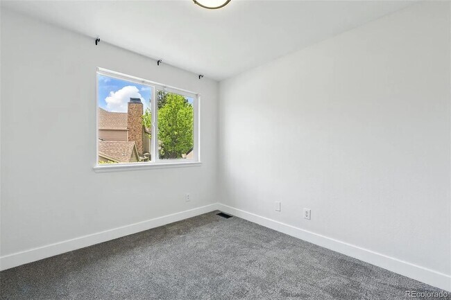 Building Photo - Beautiful, updated, spacious unit!