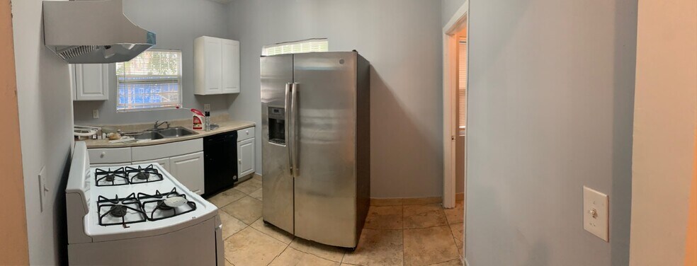 Kitchen with Large side by side Fridge and Stove - 1400 W Olympic Blvd