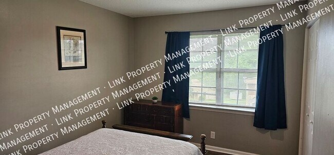 Building Photo - 2433 Meade Cir