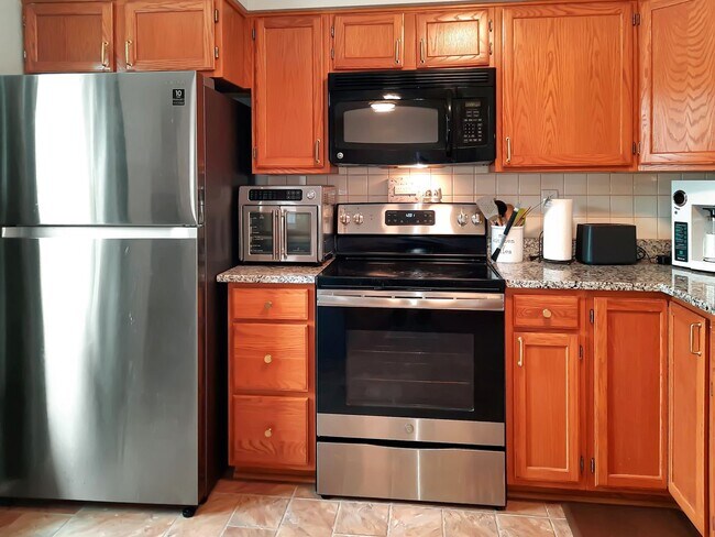 Building Photo - Spacious 3BR/2.5BA End-Unit TH in Windsor Mill + Move-In Special!