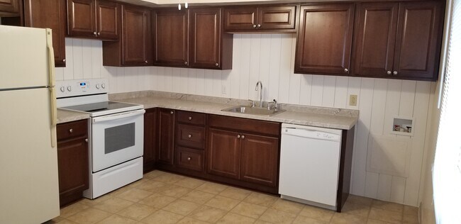 Building Photo - 3220 Ridgewood Dr