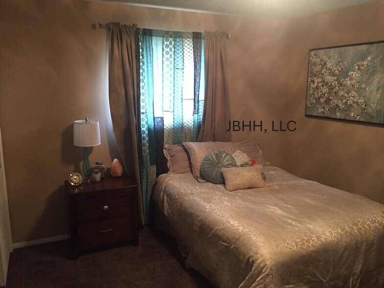 Building Photo - 3207 N Peoria Ave