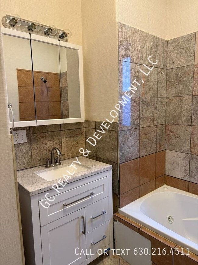 Building Photo - 5816 S Michigan-Unit 2