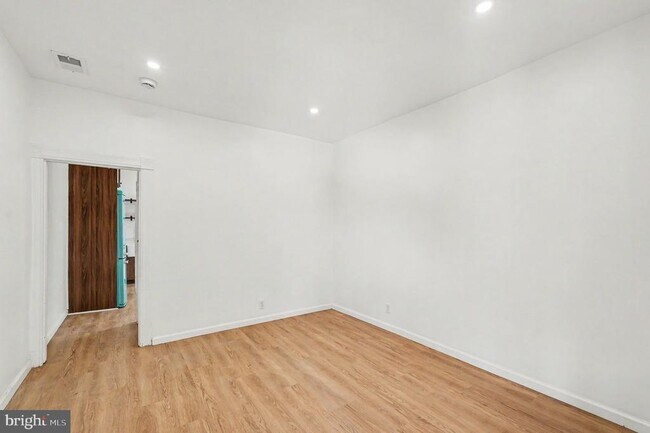 Building Photo - 3033 Barclay St