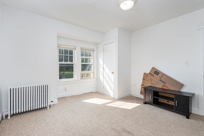 Building Photo - 342 N Cedar St
