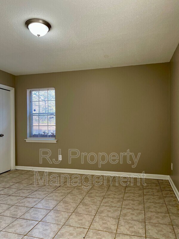 Building Photo - 4211 Lansdowne Dr
