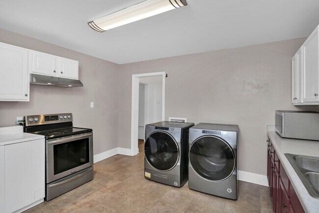 Building Photo - Charming 3-Bed Home in Olympia – Steps fro...