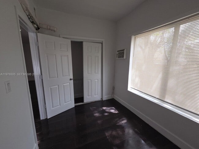 Building Photo - 337 SW 10th Ave