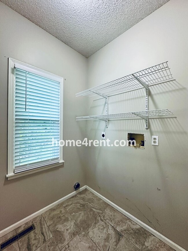 Building Photo - Blue Valley Schools, Granite Counters, Fin...