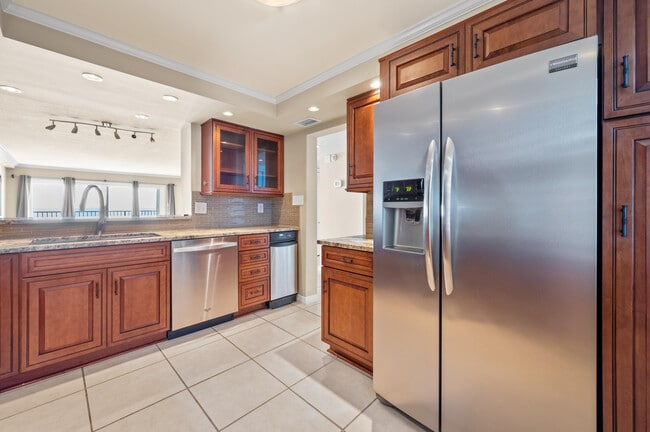 Building Photo - 995 N Hwy A1A