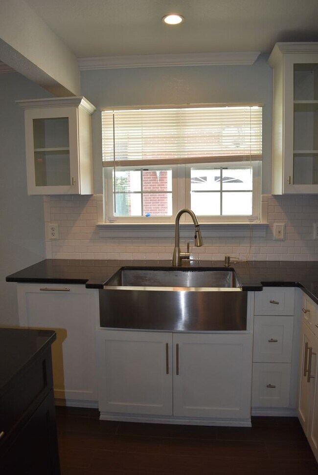 Building Photo - Beautiful Remodeled Home with 3 Bedrooms a...