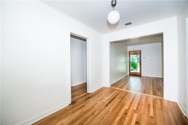 Building Photo - 906 E 53rd St