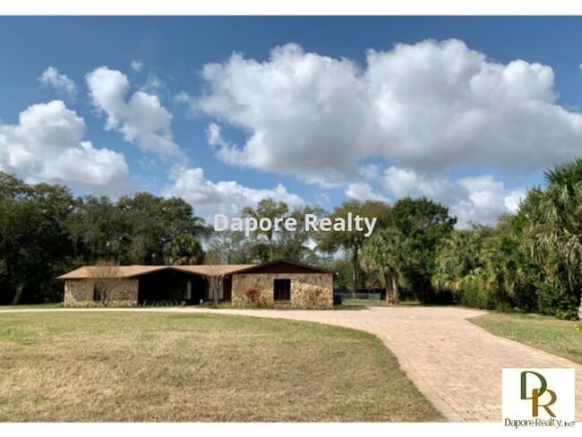 Building Photo - Large 4 Bedroom with NEW Flooring, Oversized Lot