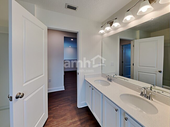 Building Photo - 1048 Walden Pond Dr