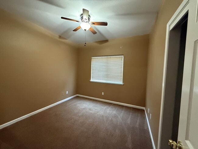 Building Photo - Spacious and Beautiful 4 bedroom luxury ho...
