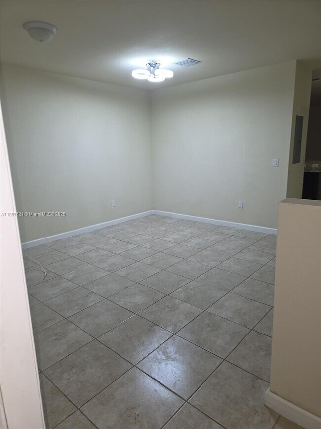 Building Photo - 528 SE 32nd Ave