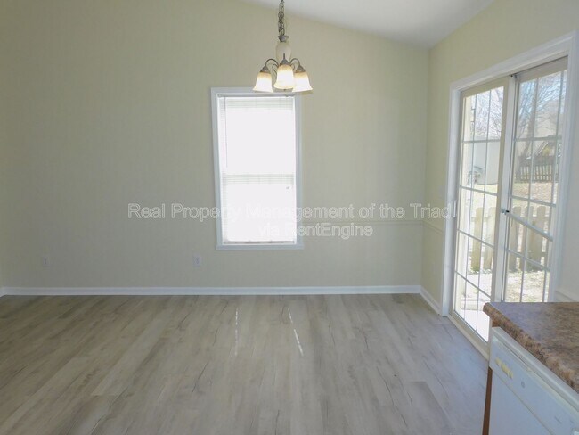 Building Photo - 1856 Oakhurst Park Ln