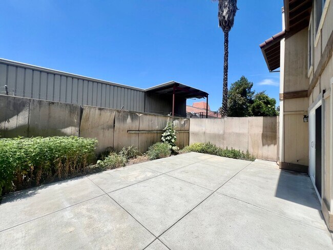 Building Photo - Duplex available in Little Saigon!