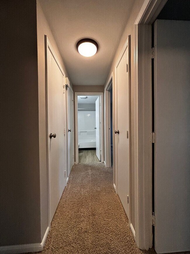 Building Photo - Charming 2 bedroom- 1bath  apartment with washer dryer hook-up