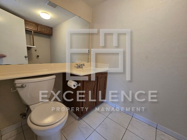 Building Photo - 3/1.5 Townhouse, 2 Car Garage, One Pet Neg...