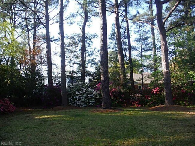 Building Photo - Larchmont