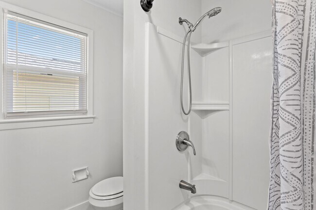 Building Photo - 3BR/1BA Home with W/D Hookups + Holiday Move-In Special $150 !!