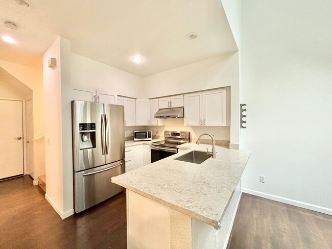 Building Photo - Bright & Spacious Lakemont Townhome For Rent