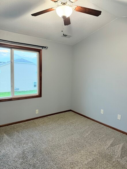 Building Photo - 1212 NE 7th Ln