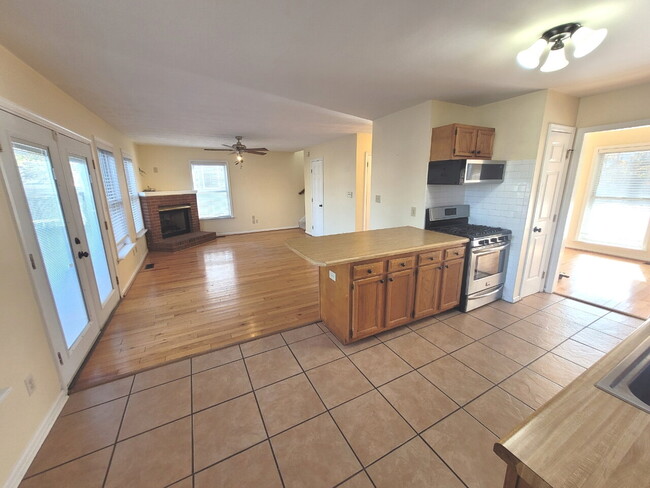 Building Photo - 3 Bedroom, 2.5 Bath Home with Open Floor Plan