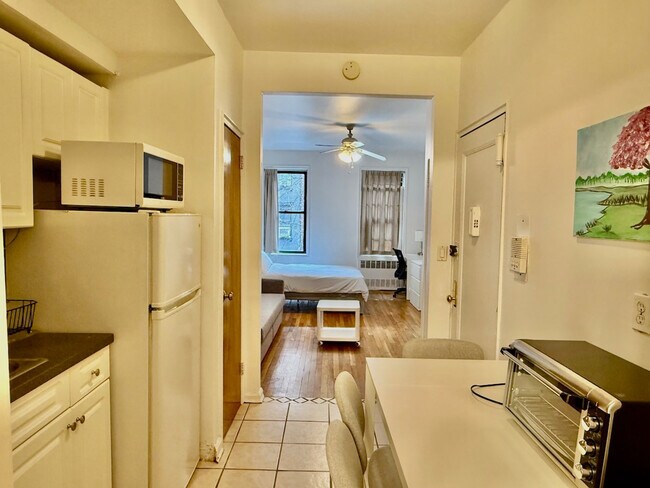 Building Photo - 358 E 81st St