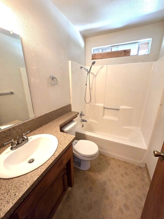 Building Photo - Beautiful 3 Bedroom 2 Bath Home in Gated Community
