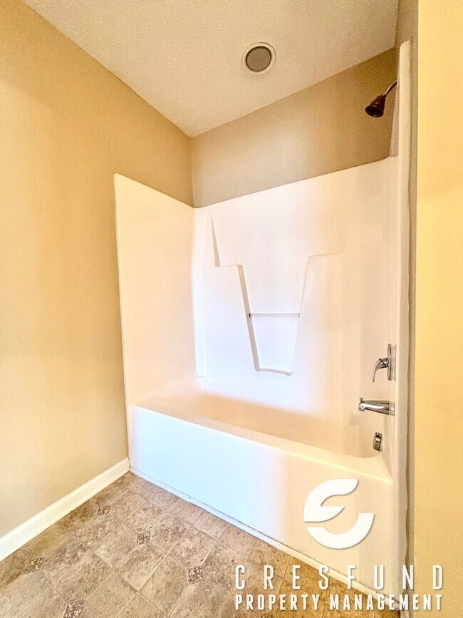 Building Photo - Spacious 3 Bed 2.5 Bath Townhouse - AVAILABLE FOR MOVE IN NOW!