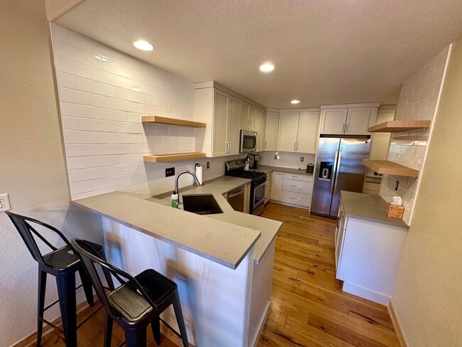 Building Photo - 4BD Duplex - Premium Location, Lots of Space, Nice Finishes