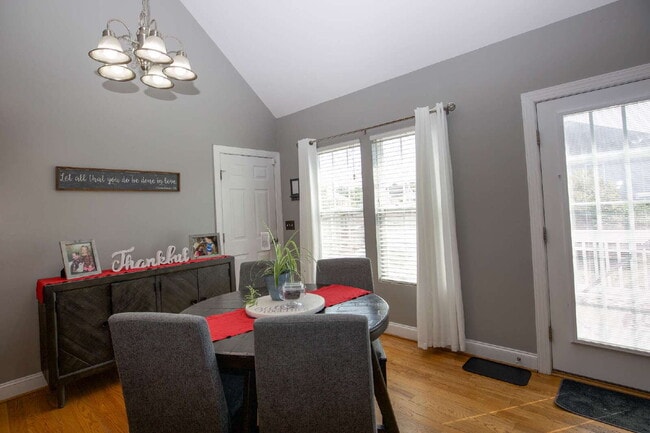 Building Photo - Charming 3 BR/2BA Ranch with fully fenced ...
