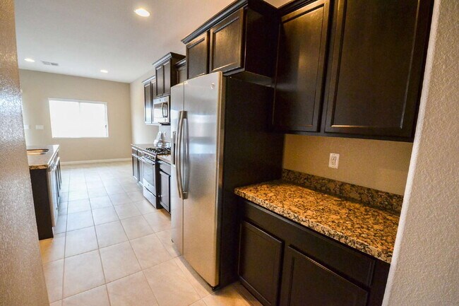 Building Photo - "Spacious 4-Bedroom Retreat with 2.5 Baths in Vibrant Las Vegas Locale!"