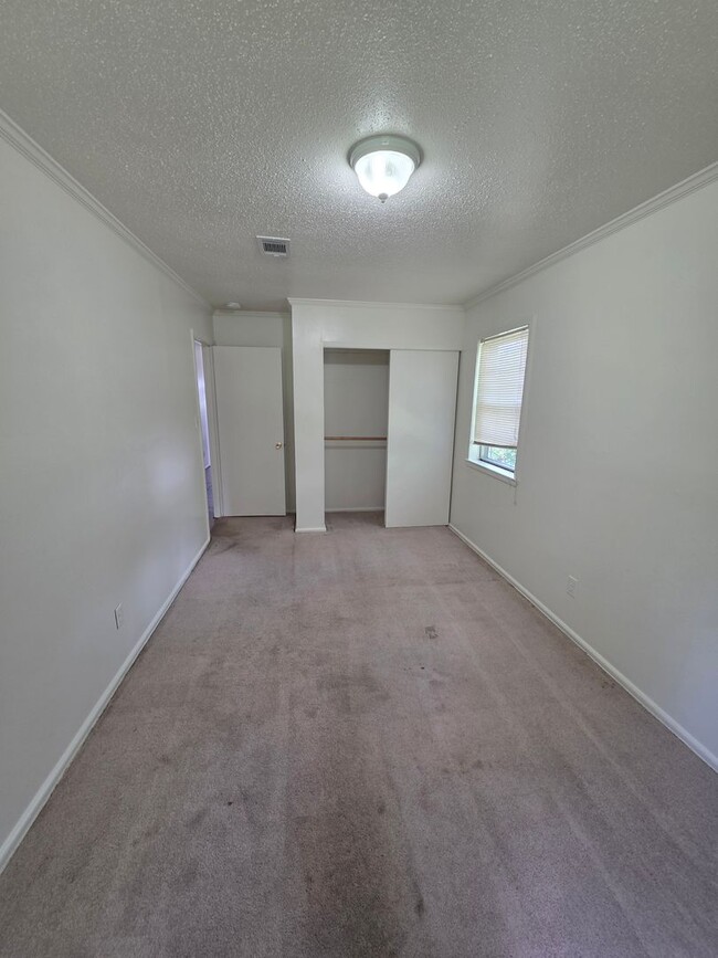 Building Photo - 111 Yelco Dr