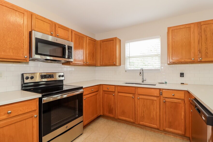 Building Photo - 2945 Mayfair Dr