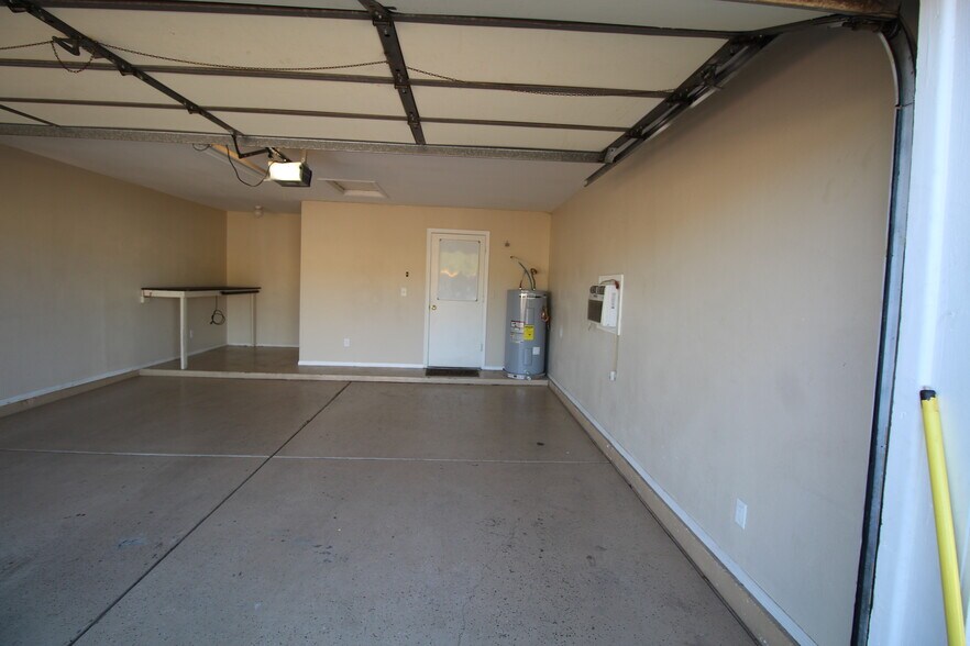 garage - 3731 E Hampton Ave