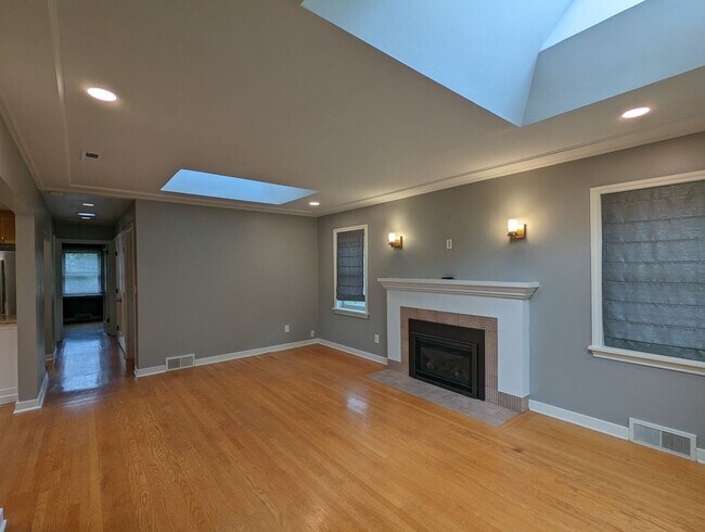 Building Photo - 4 br, 3 bath House - 2350 Boyer Ave E