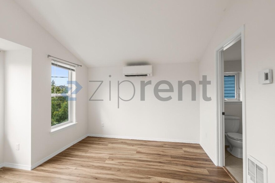 Building Photo - Unit A